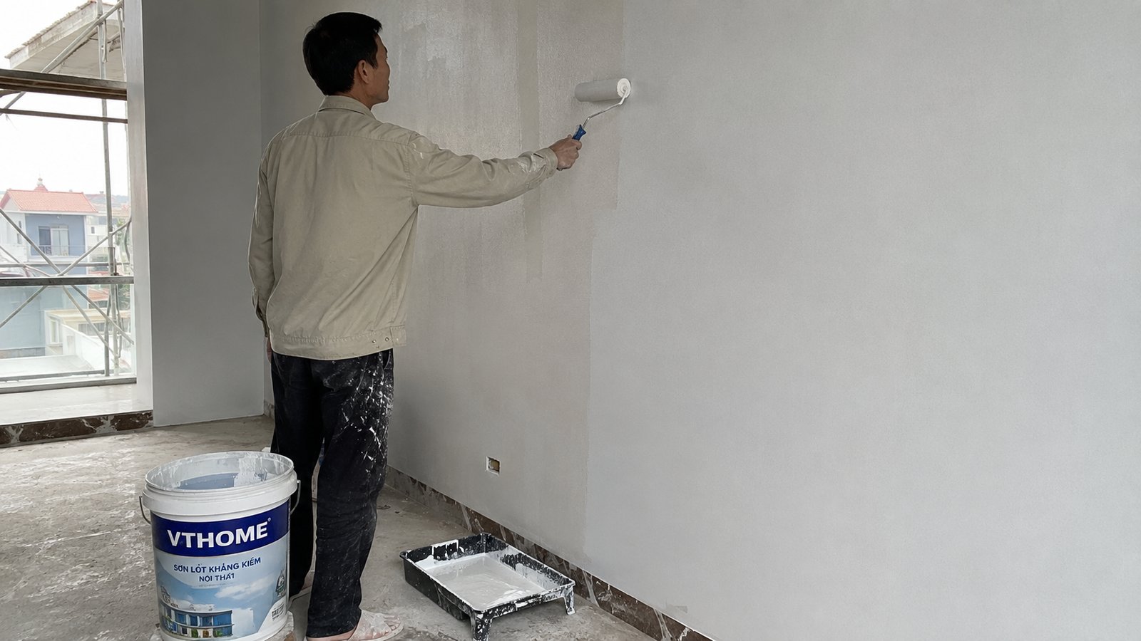 Thợ VTHOME lăn sơn lót kháng kiềm lên tường nội thất đã bả phẳng trước khi sơn phủ