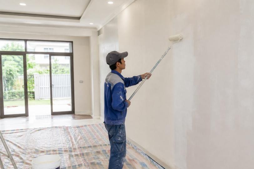 Thợ VTHome sơn nhà trọn gói, dùng con lăn sơn hoàn thiện tường nội thất căn nhà mới