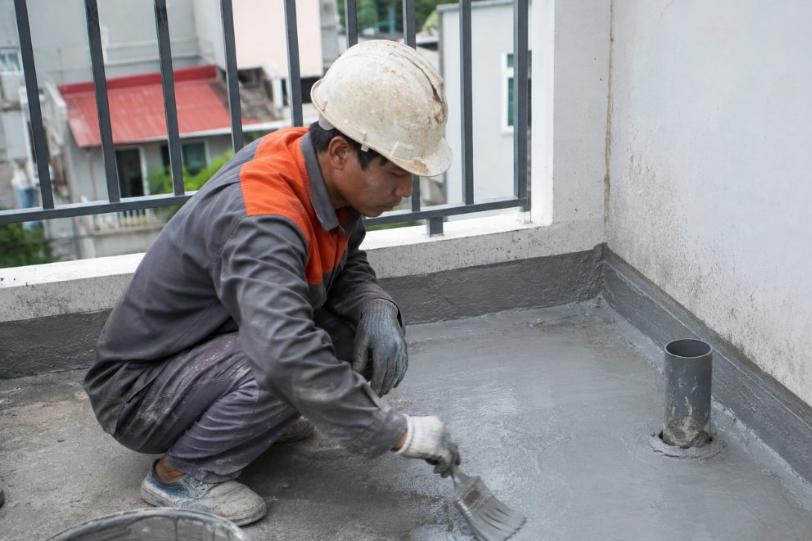 Chống thấm ban công bị thấm nước: 4 điểm yếu phải xử lý mới hết dột 1 Thợ VTHome thi công chống thấm ban công, quét màng chống thấm quanh cổ ống thoát sàn